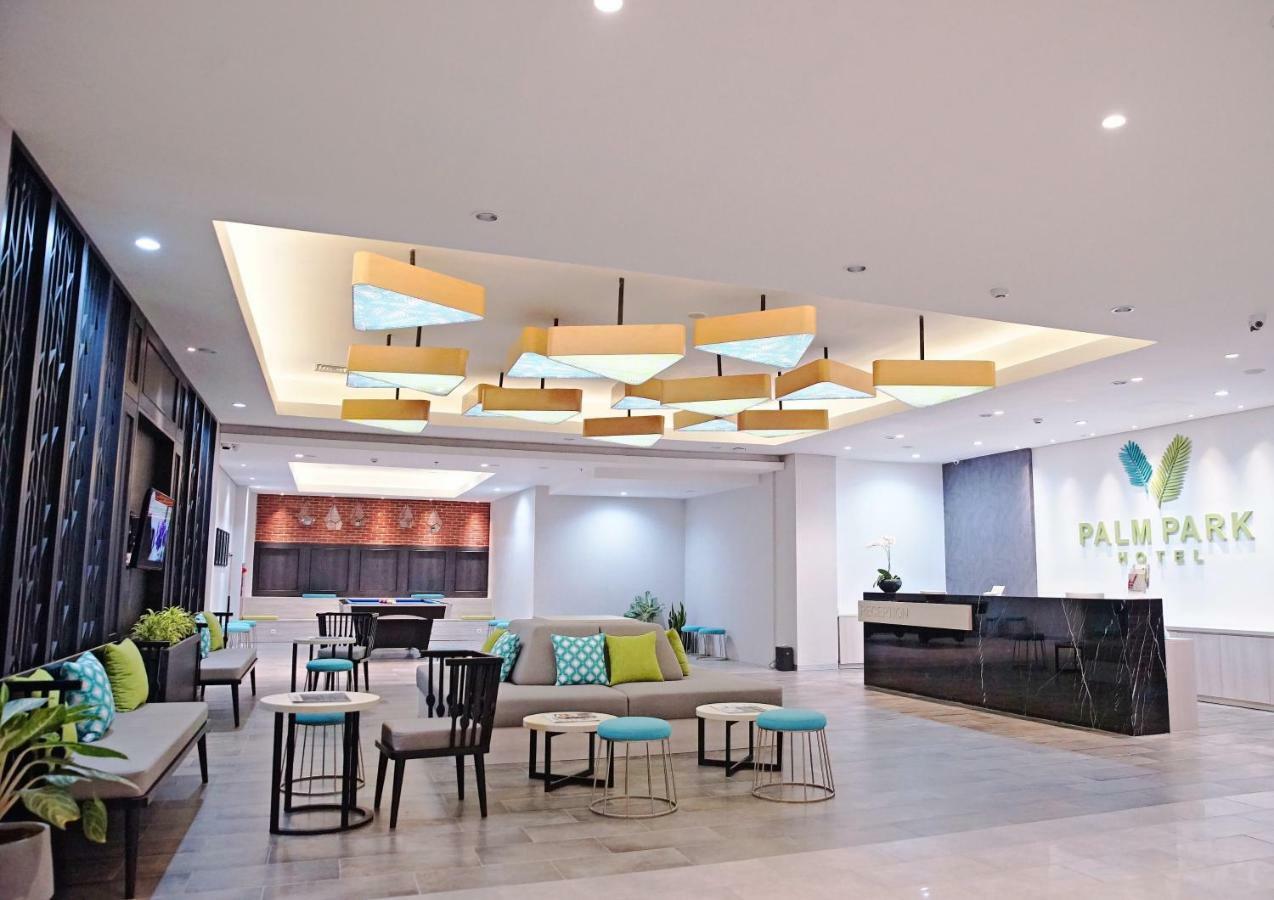 Palm Park Hotel Сурабая Екстер'єр фото